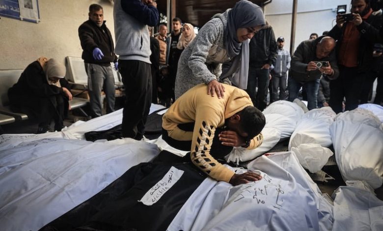 قطاع غزة ينعى 70 قتيلا في يوم واحد "حماس" تنعى 130 قتيلا في يوم واحد