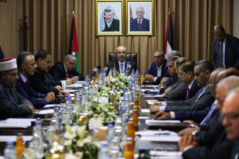 رئيس وزراء فلسطين يقدم استقالة الحكومة