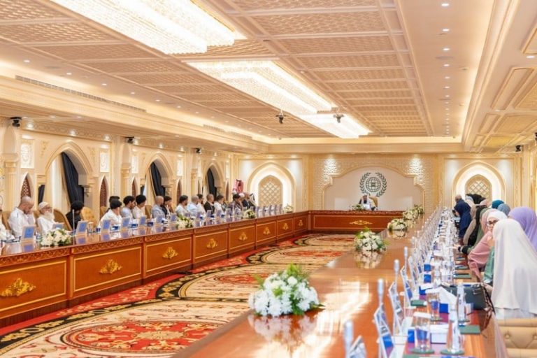 رابطة العالم الإسلامي تتواصل مع الطلبة
