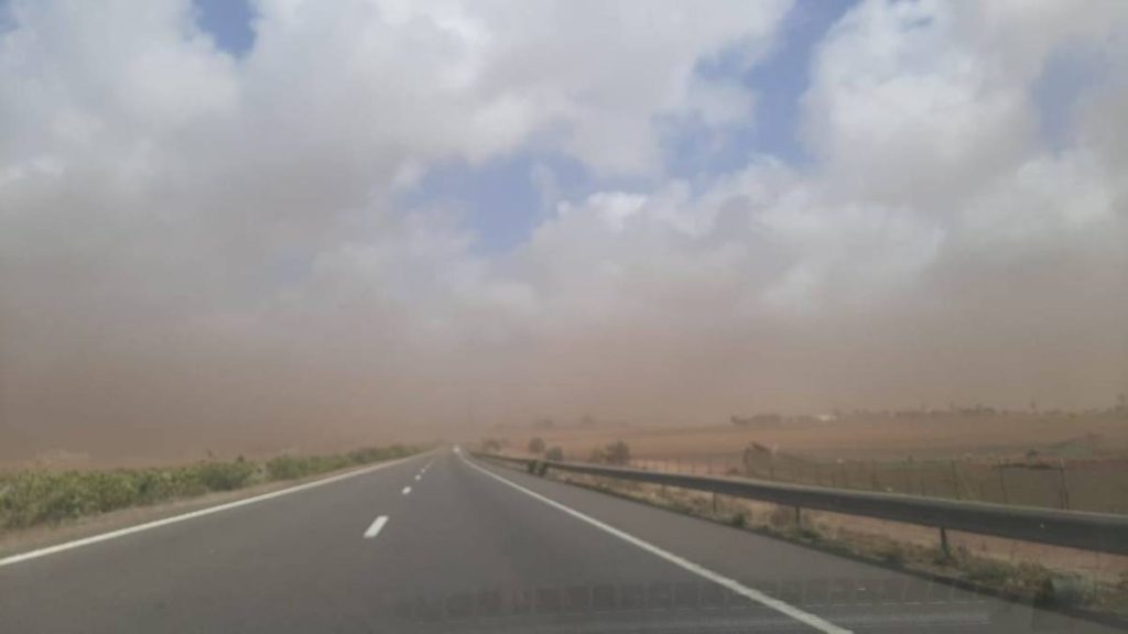 رياح قوية..وزارة التجهيز والماء تدعو مستعملي الطريق إلى تأجيل السفر