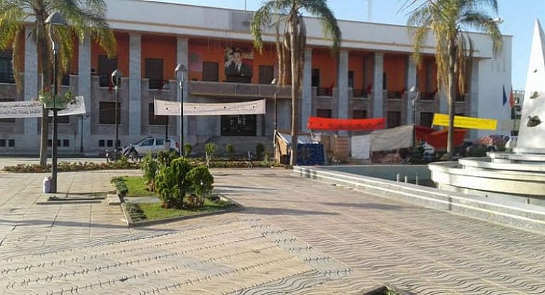 سكان القنيطرة يحتجون ضد قرار تفويت ملك غابوي لبناء فندق