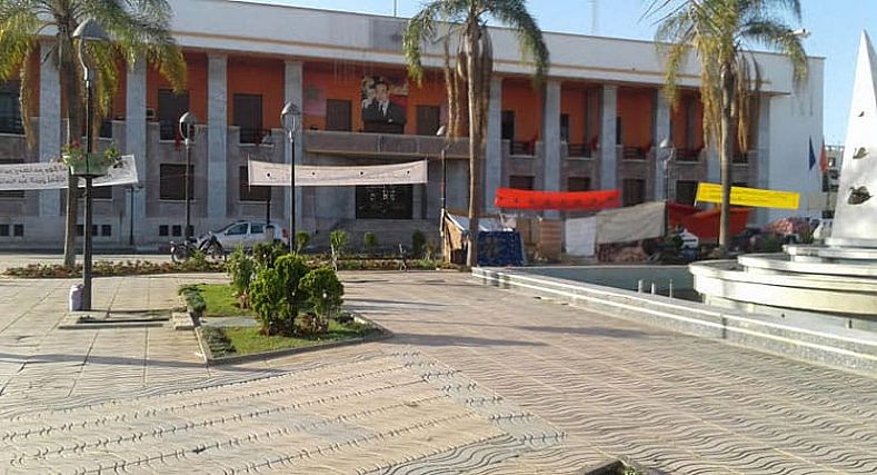 سكان القنيطرة يحتجون ضد قرار تفويت ملك غابوي لبناء فندق