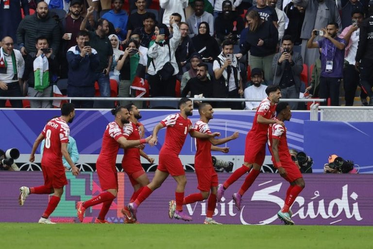 عموتة يقود الأردن إلى نصف نهائي كأس آسيا