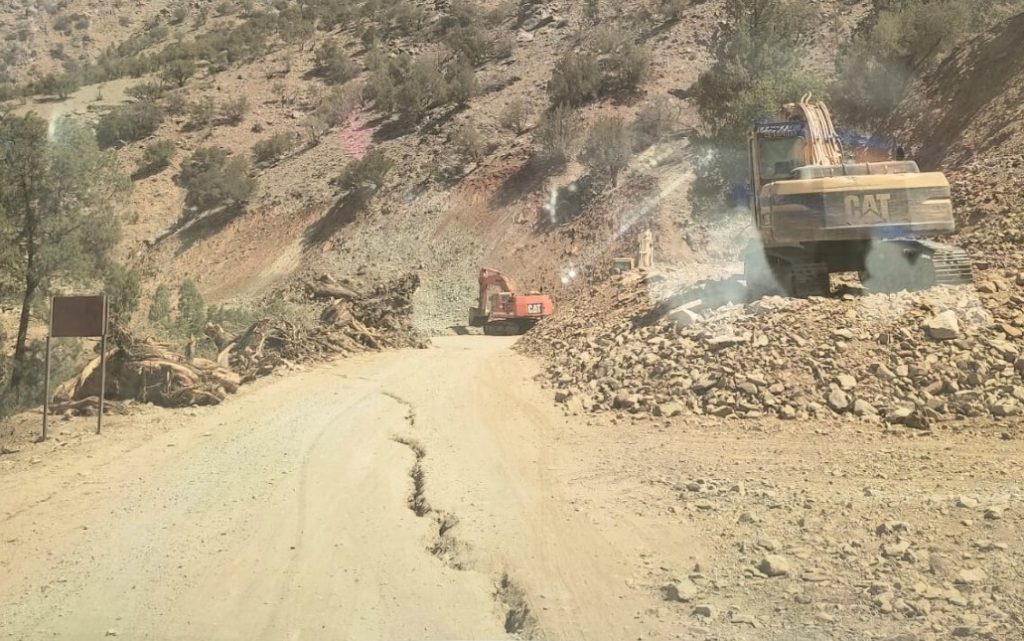 فتح الطرق غير المعبدة المتضررة من الزلزال بالحوز وشيشاوة وفك العزلة عن 45 دوارا