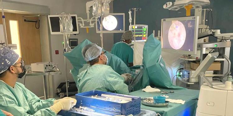 فريق طبي ينجز أول عملية لعلاج البروستات بالقسطرة دون جراحة بالمغرب
