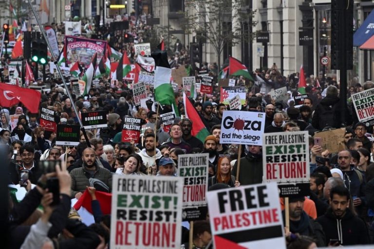 مسيرة حاشدة تؤيد فلسطين في لندن