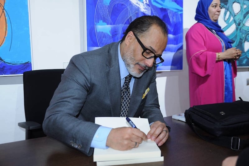 نجيب يتم ثلاثية نقدية لأعلام التشكيل