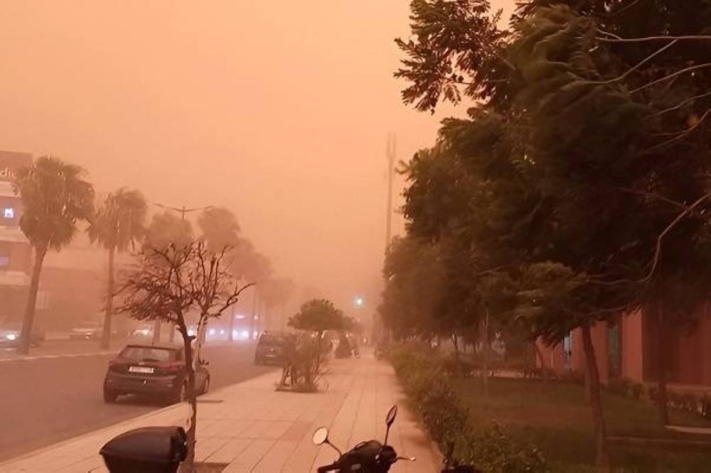 هبات رياح قوية مع تطاير للغبار محليا يومي الجمعة والسبت