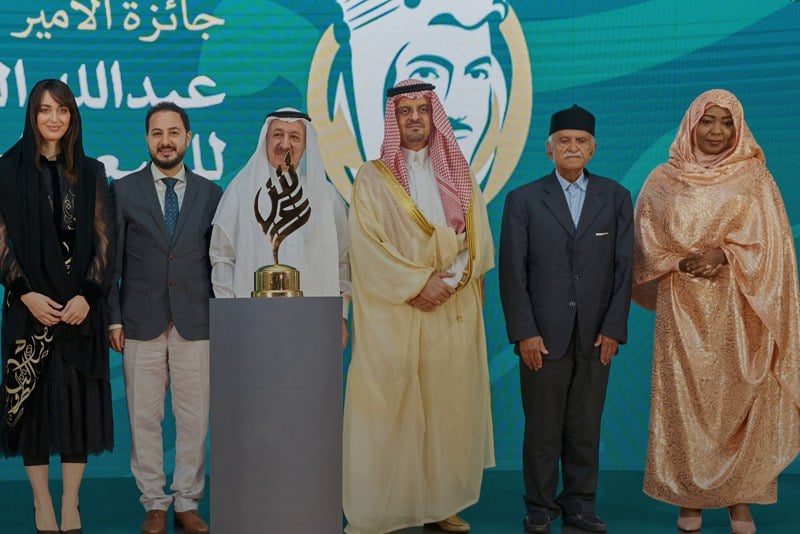 الشاعر عبد الكريم الطبال يتوج في جدة