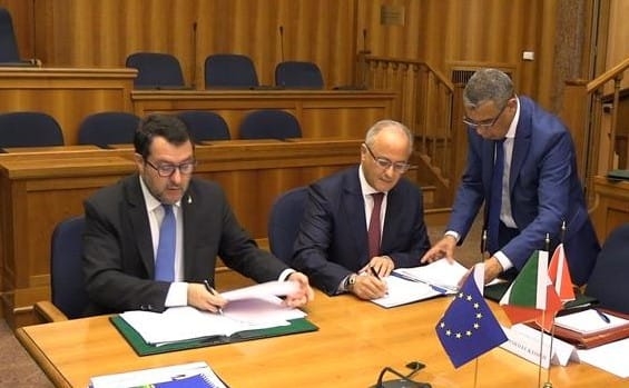 المغرب وإيطاليا يوقعان اتفاق الاعتراف المتبادل برخص السياقة