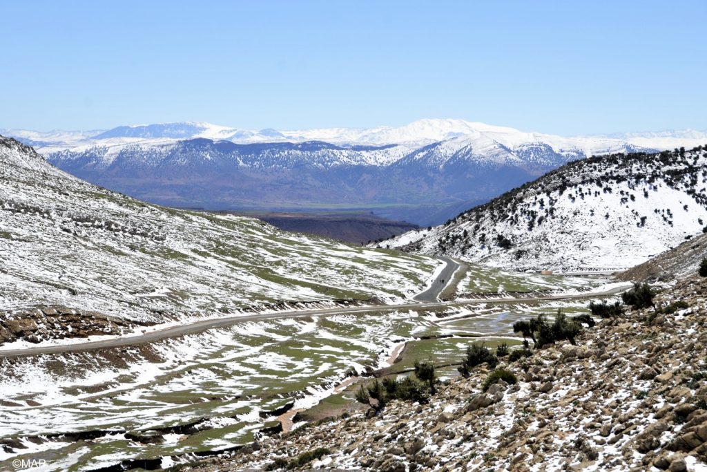 بني ملال .. جبل تاصميت يكتسي الحلة البيضاء بني ملال .. جبل تاصميت يكتسي الحلة البيضاء