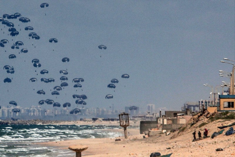 غرق 7 غزيين أثناء محاولة التقاط مساعدات غرق 7 غزيين أثناء محاولة التقاط مساعدات