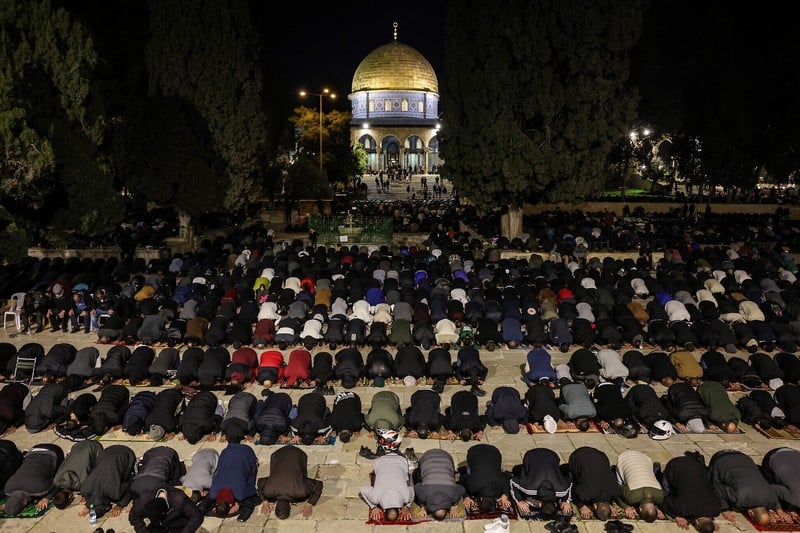 35 ألفًا يؤدون التراويح في المسجد الأقصى 35 ألفًا يؤدون التراويح في المسجد الأقصى