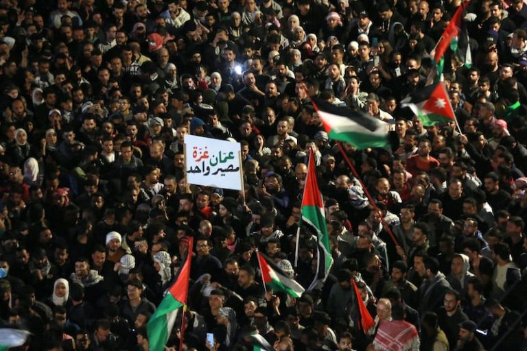 آلاف الأردنيين يتظاهرون قرب سفارة إسرائيل