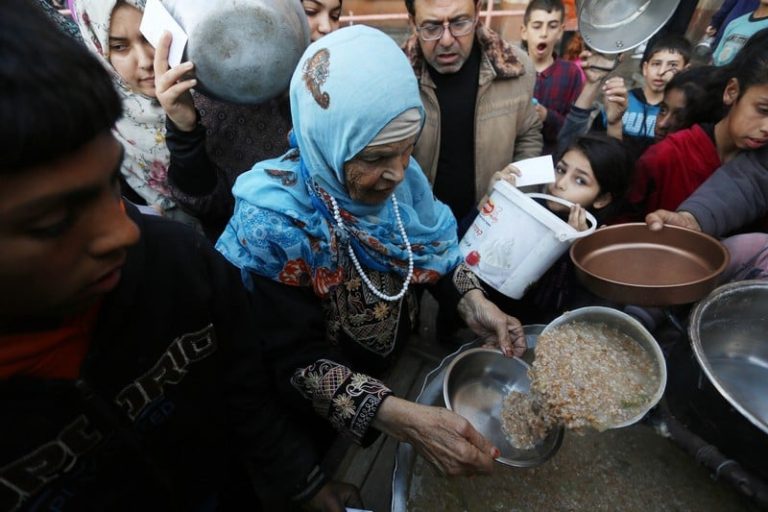 أزمة الجوع تفتك بالفلسطينيين في قطاع غزة.. عيون غائرة وأجساد منهارة