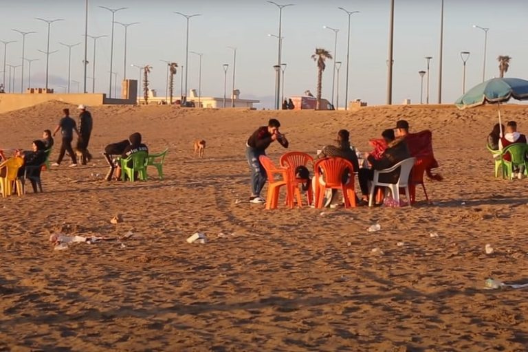 أكادير .. السطات المحلية تنفي منع الإفطار الجماعي في الشواطئ