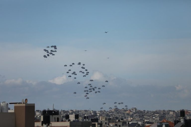 إنزال مساعدات إنسانية جديدة شمال غزة