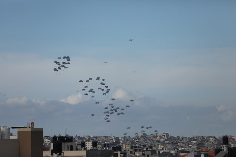 إنزال مساعدات إنسانية جديدة شمال غزة