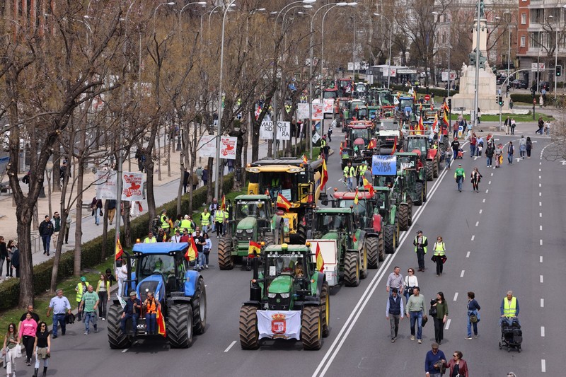 المزارعون الإسبان يتظاهرون مجددا في مدريد المزارعون الإسبان يتظاهرون مجددا في مدريد