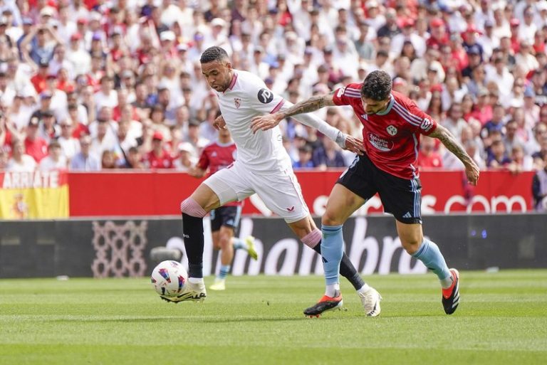 النصيري يحتج على مدرب نادي إشبيلية