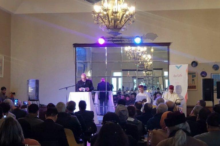 "بيت الشعر" يُغْني المكتبات بـ10 دواوين ويتشبّث بتنوع اللغات والثقافة المغربية