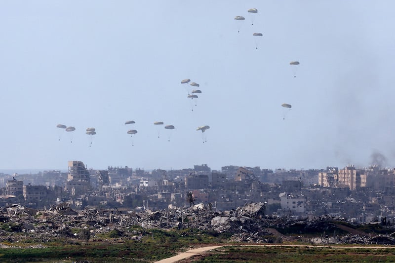 جيش أميركا يلقي مساعدات جوية على غزة