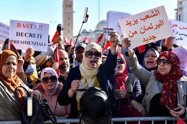 رئيس تونس يركن الأحزاب في الزاوية