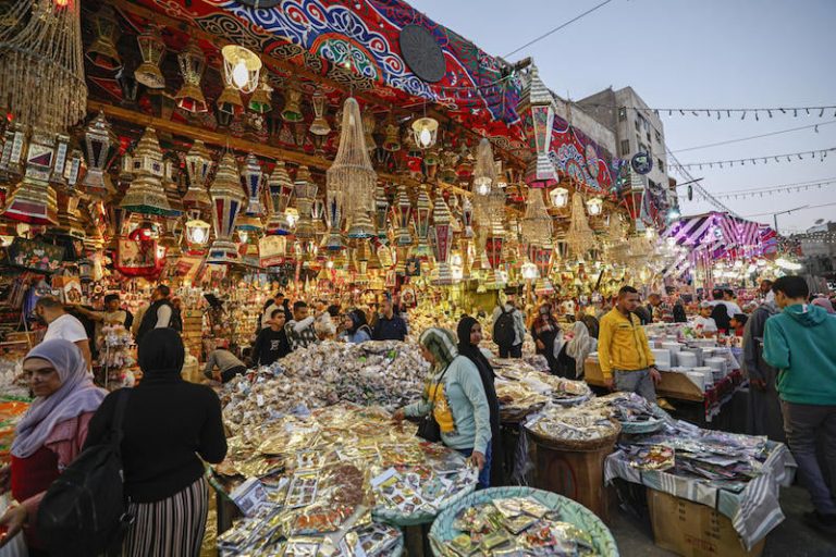 رمضان يحل يوم غد الاثنين في مصر