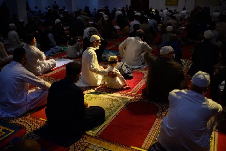 مسلمو أوروبا يستهلون شهر رمضان