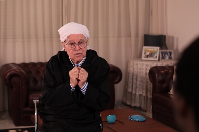 معنينو: بعثة دبلوماسية مغربية تصل إلى أراضي هولندا بـ"نعامة تلتهم الحديد"