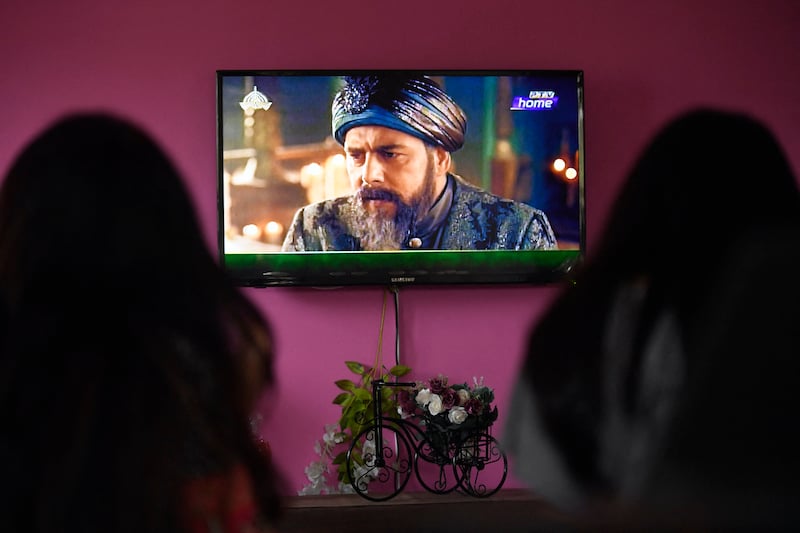 استنساخ الدراما التركية يجتاح الإنتاجات العربية.. والمغرب يواجه تحدي المنافسة استنساخ الدراما التركية يجتاح الإنتاجات العربية.. والمغرب يواجه تحدي المنافسة