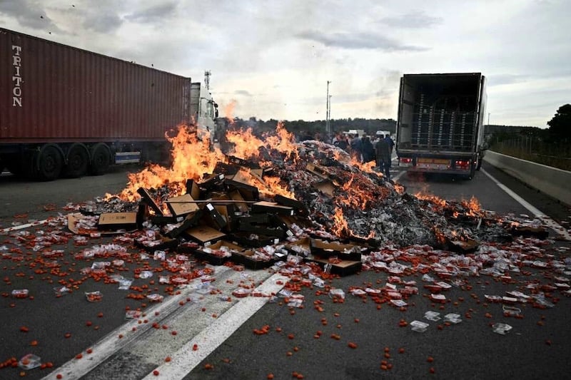 الشرطة الإسبانية توقف مزارعين بسبب إحراق مستودعات مصدرين مغاربة الشرطة الإسبانية توقف مزارعين بسبب إحراق مستودعات مصدرين مغاربة