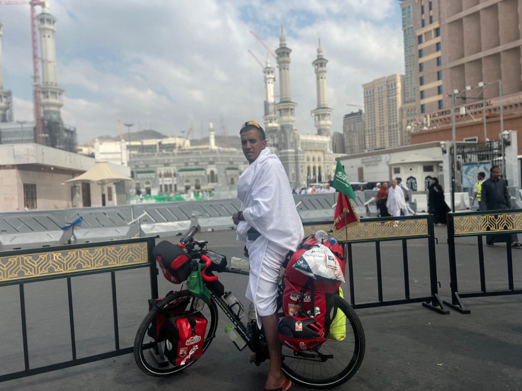 المغربي عياد المفتحي على أعتاب غينيس برحلة إلى الحج بدراجة هوائية