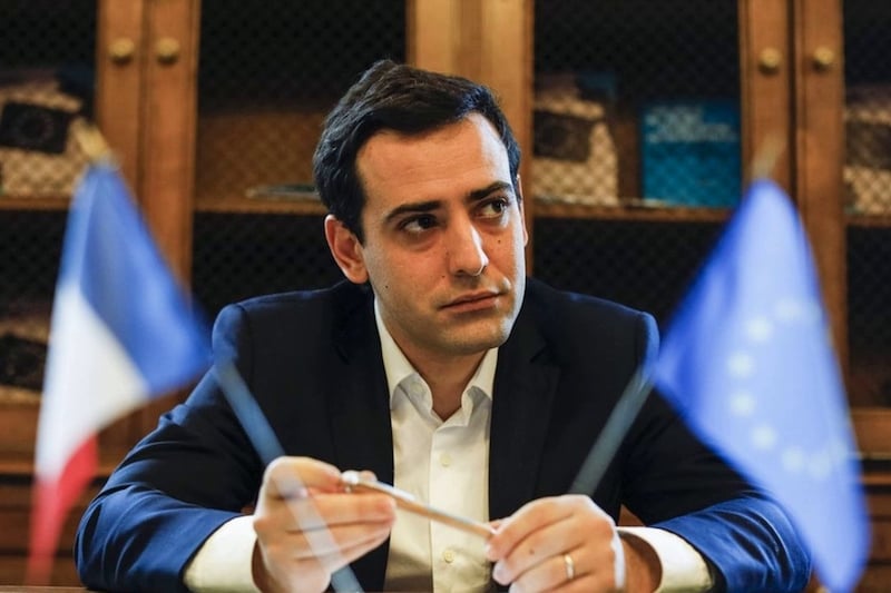 فرنسا تنادي بتعزيز الدفاعات الأوروبية