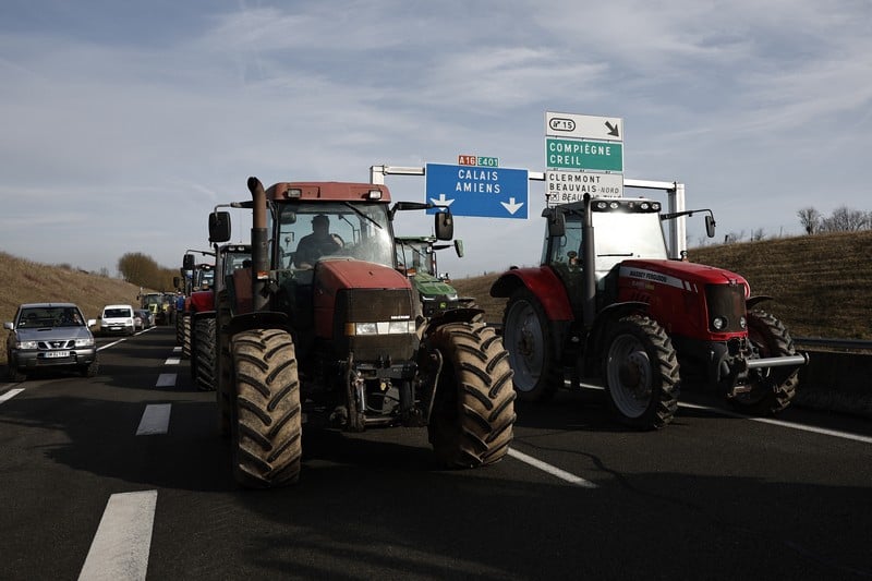 فرنسا تهدئ غضب المزارعين بقروض فرنسا تهدئ غضب المزارعين بقروض