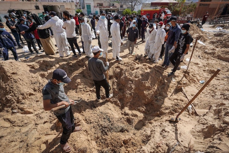 مقابر جماعية في مستشفى ناصر بغزة مقابر جماعية في مستشفى ناصر بغزة