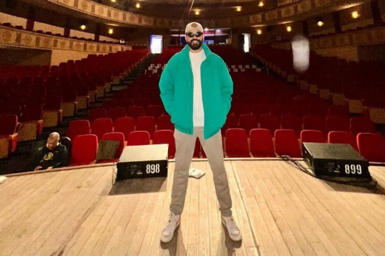 أيوب أبو نصر يثير الانتباه في المسرح