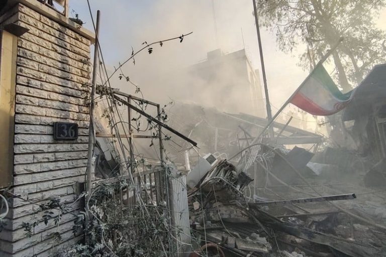 إيران تتوعّد بـ"رد حاسم" على ضربات إسرائيل