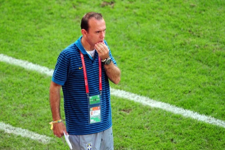 التحرش يقيل مدرب سانتوس البرازيلي