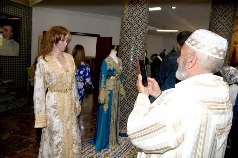 الصناع التقليديون المغاربة يرفضون سطو الجزائر على قفطان وزليج المملكة