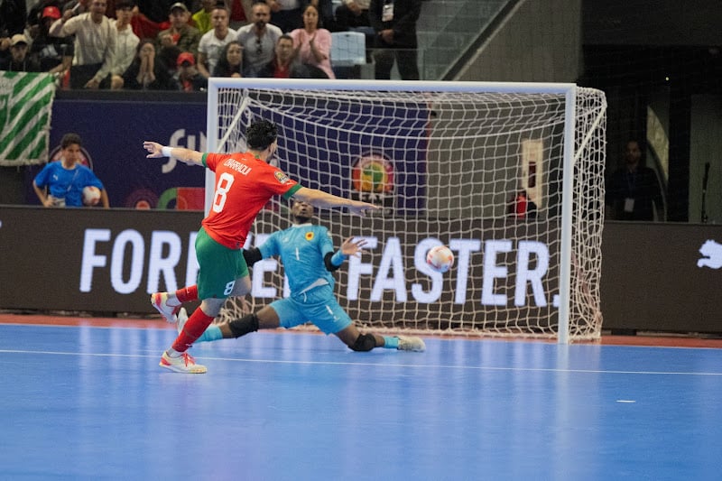 "الكاف": الدكيك يحمل الحلم المونديالي