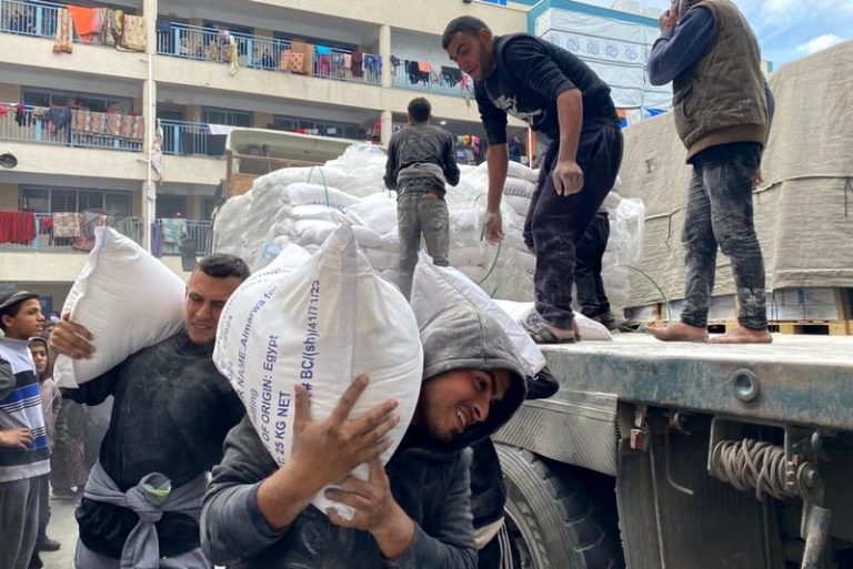 المئات يصطفون للحصول على الخبز في غزة