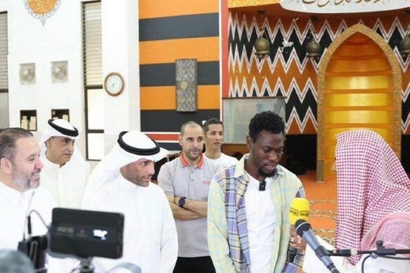 الودادي السابق "زولا" يعتنق الإسلام