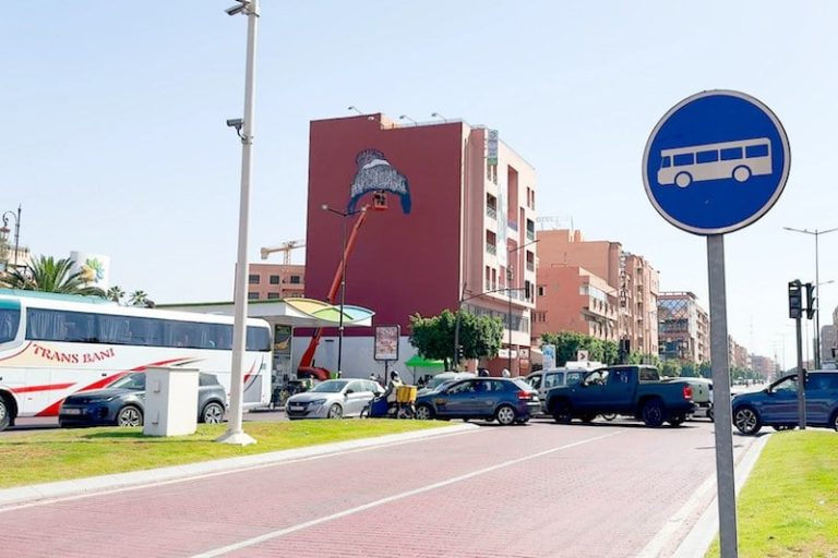 "بيكيرش" يجدد جدارية شهيرة بالمغرب