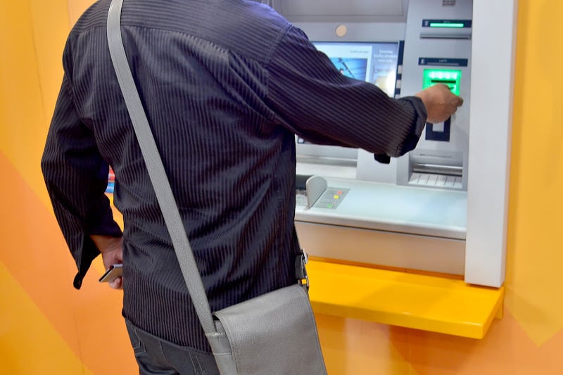 تحويلات بنكية مشبوهة تقود إلى شبكة لغسل الأموال بالعملات المشفرة