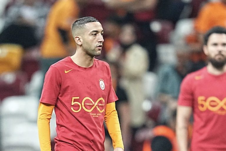 زياش يعبر عن غضبه من تغييره في مباراة