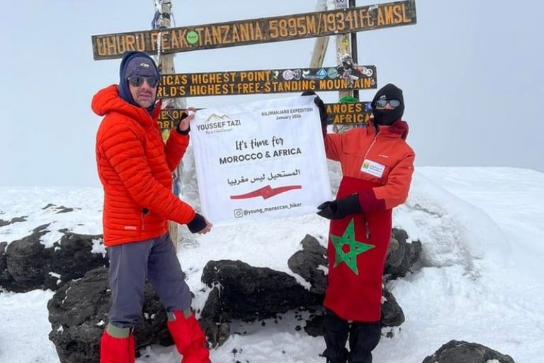 طفل مغربي يستعد لتسلق قمة القوقاز