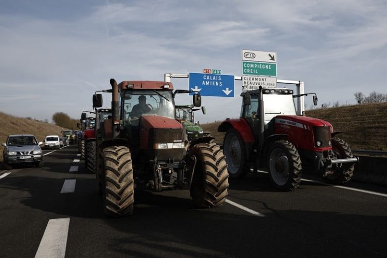 فرنسا تهدئ غضب المزارعين بقروض