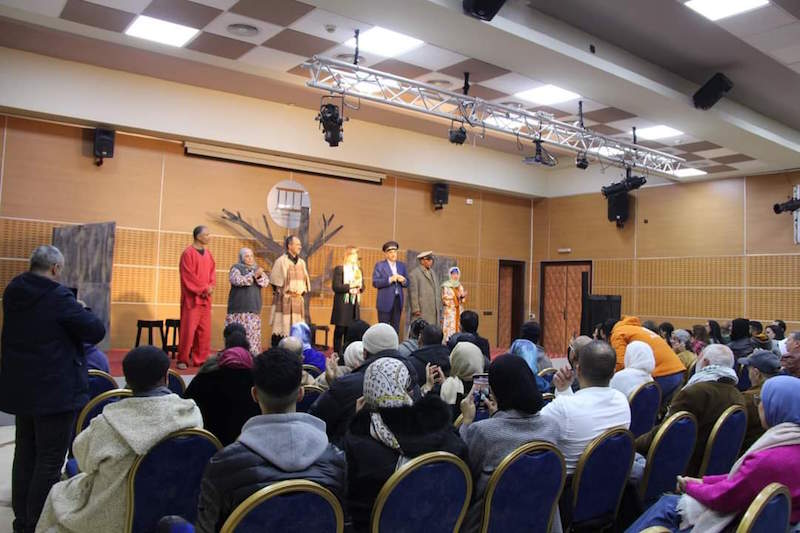 قطار جولة "مسرح البدوي" يقف بطنجة