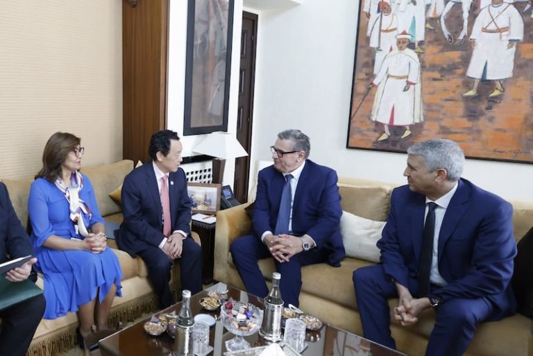 مباحثات تجمع رئيس الحكومة ومدير